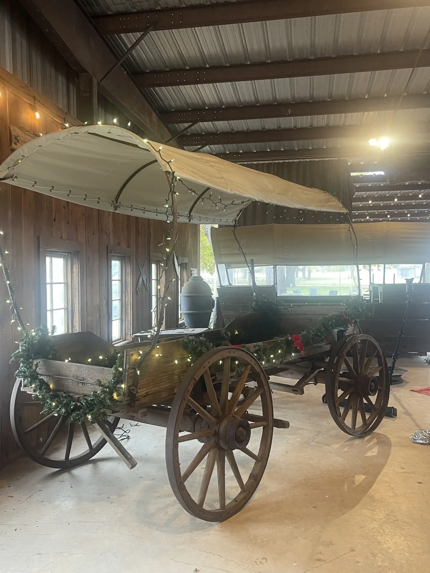 holiday-wagon-garland.webp